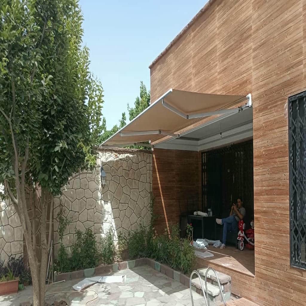 سایبان حیاط مدل بازویی در حالت کاملا باز