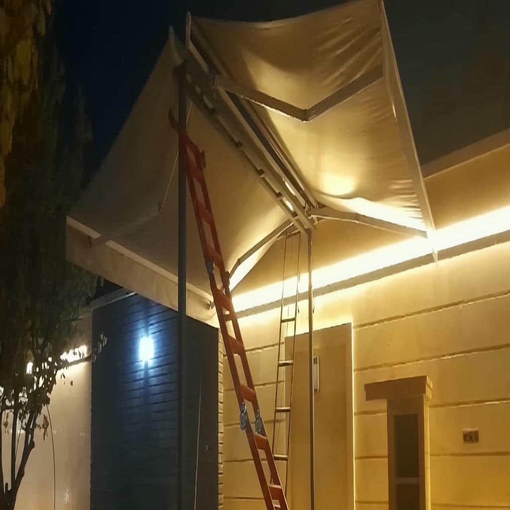 سایبان اتوماتیک بازویی نصب شده در تراس ویلا
