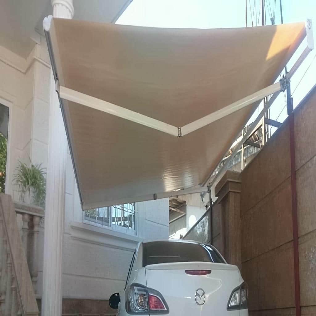 سایبان بالکن اتوماتیک روی نمای ساختمان