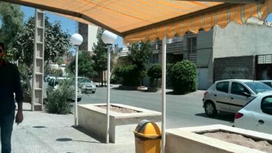 چادر برقی مدل بازویی روی نمای مدرن ساختمان