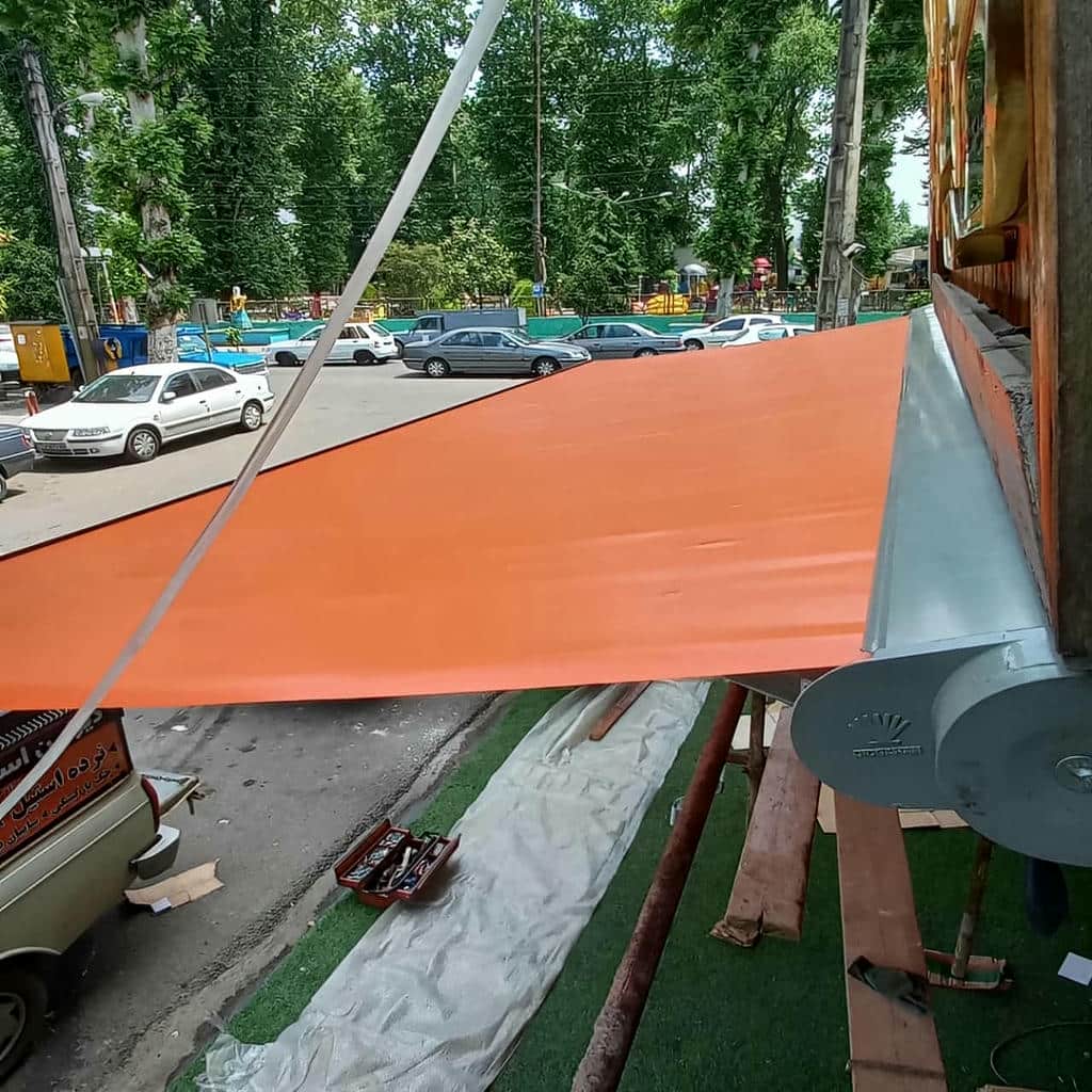 سایبان دوطرفه با سازه فلزی مناسب فضای اختصاصی