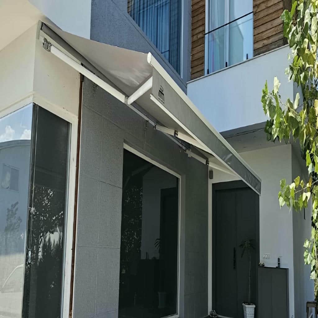 سایبان اتوماتیک با پارچه روشن کنار محوطه ویلا