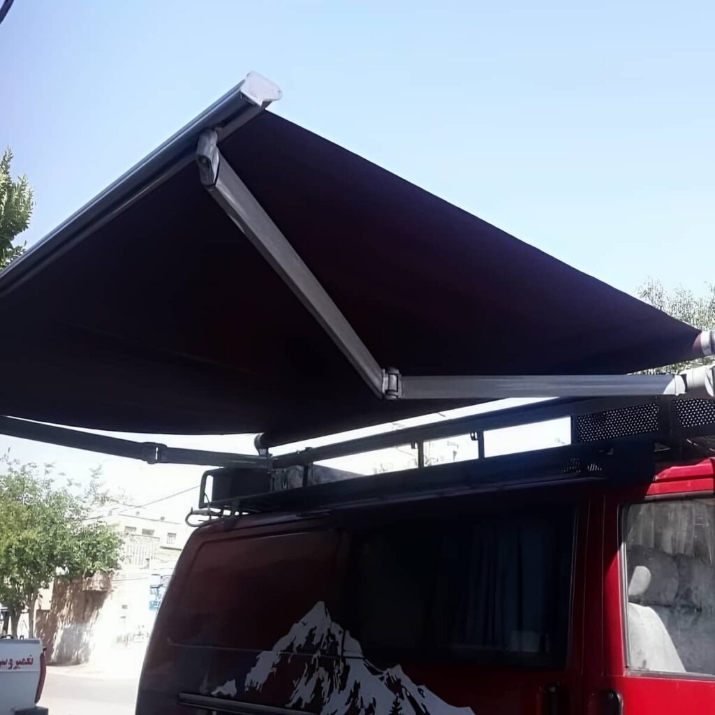 سایبان بالکن باز شده روی فضای نشیمن