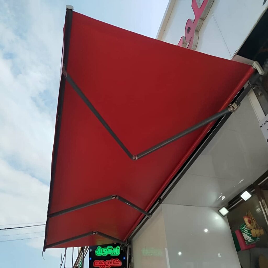 سایبان بالکن مدل بازویی روی فضای مسکونی