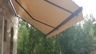 سایبان حیاط مدل بازویی روی فضای ورودی ساختمان