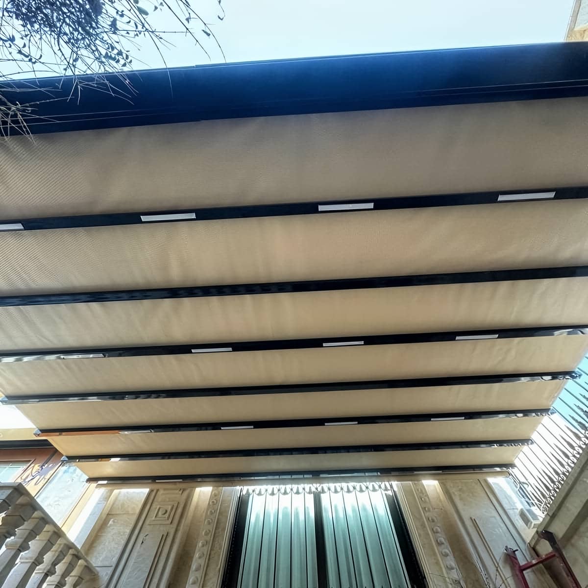 مرکز عرضه مستقیم سقف متحرک پارچه ای برای نمای کلاسیک و فرفورژه