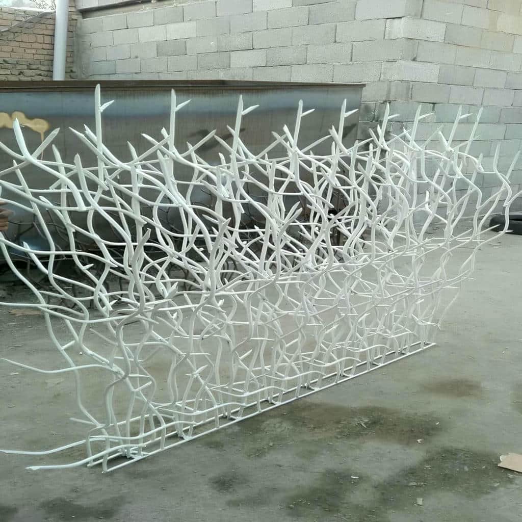 حفاظ شاخ گوزنی طرح اف نصب شده روی دیوار ساختمان