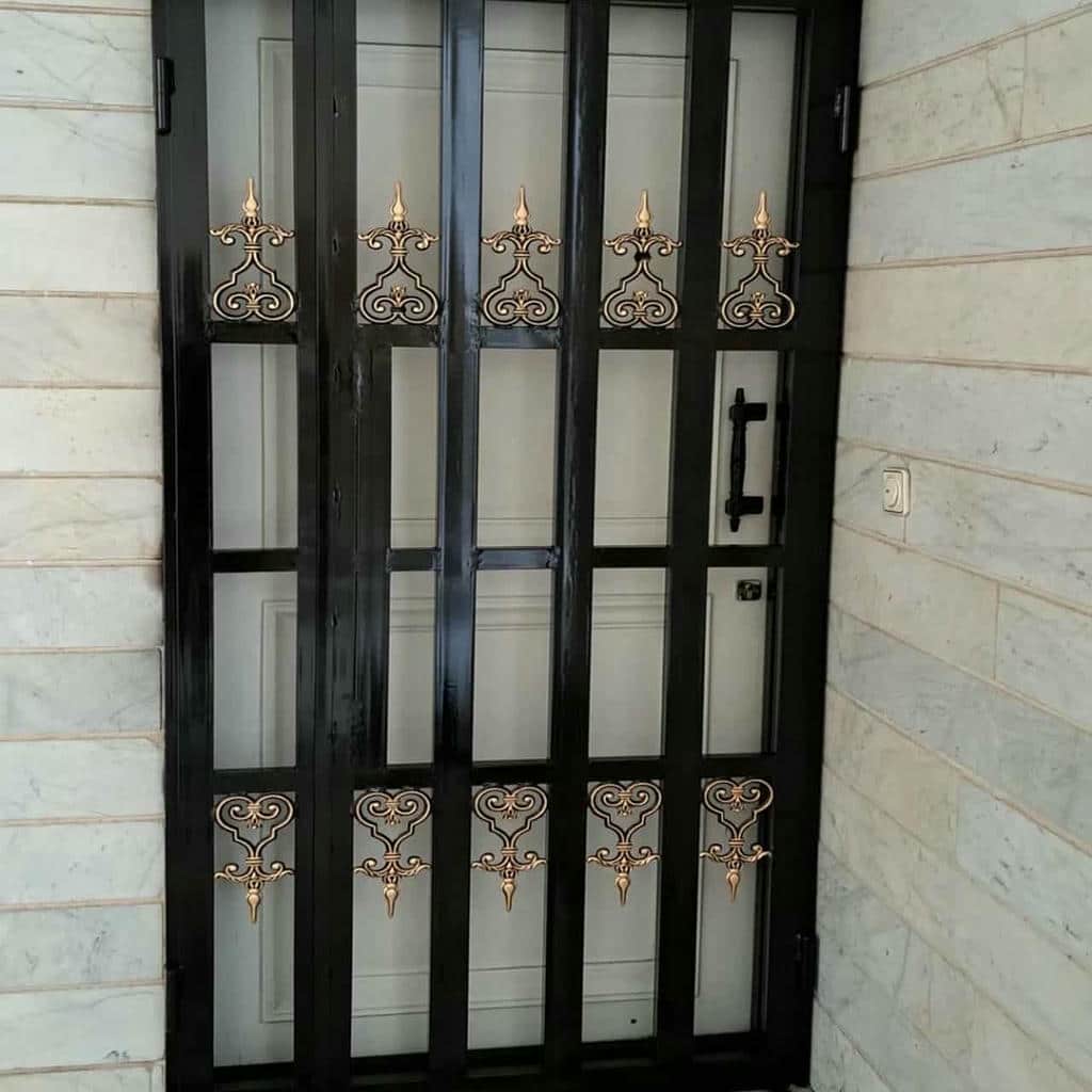 قیمت نصب و ساخت حفاظ آهنی درب ساختمان