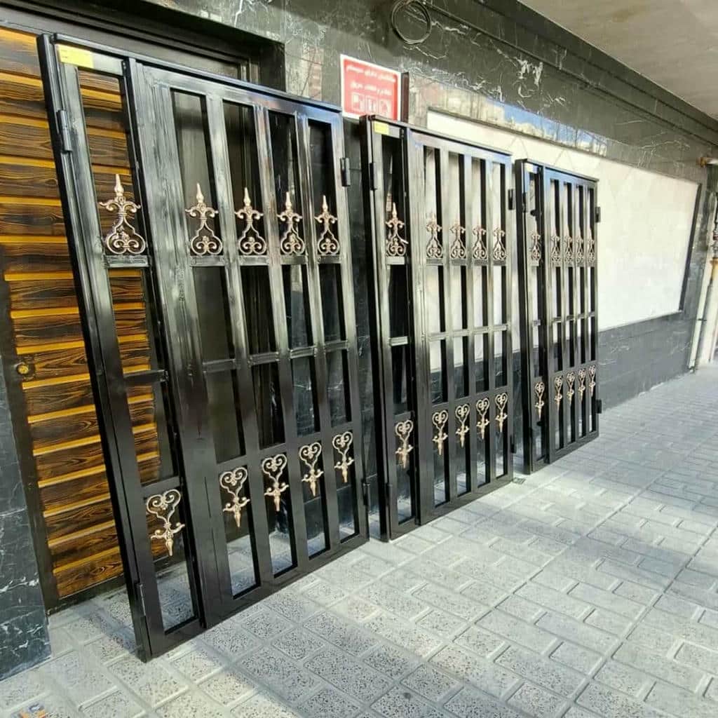 درب آکاردئونی روی درب