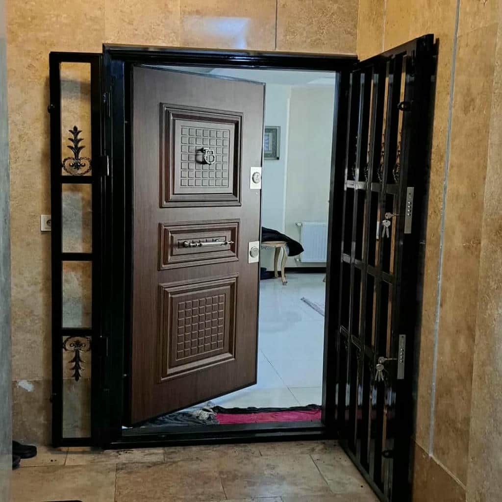 گارد آکاردئونی روی درب