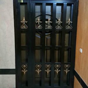 حفاظ آکاردئونی روی درب ورودی