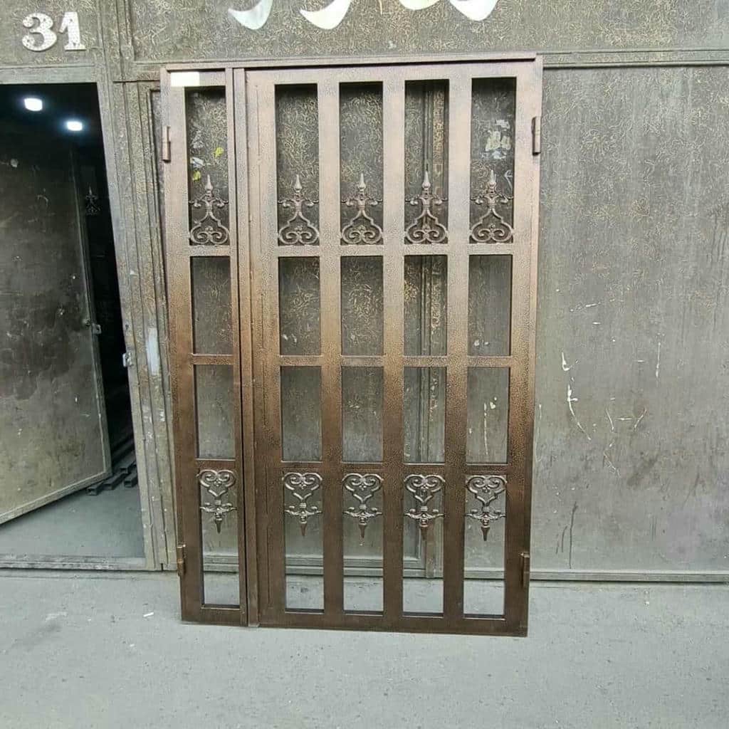 حفاظ کرکره ای در ورودی در معرض بارندگی حفاظ کرکره ای در ورودی در معرض بارندگی