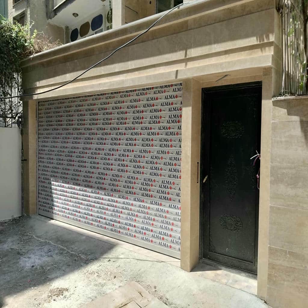 کرکره پارکینگ طوسی هماهنگ با نمای ساختمان نوساز