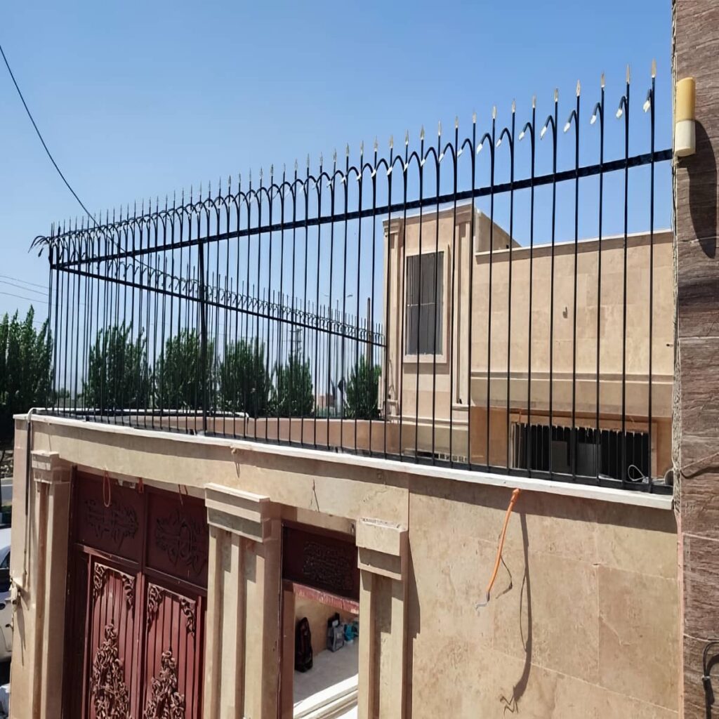نرده کشی دور دیوار خانه با نرده طرح سرنیزه ای