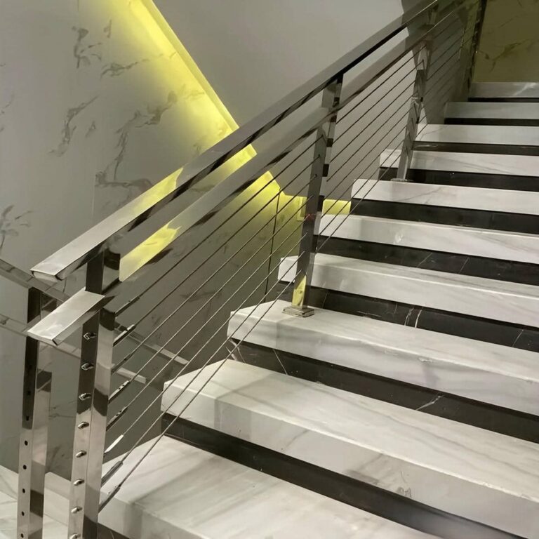 نرده استیل بالکن با سطح براق مناسب فضای گرم و خشک