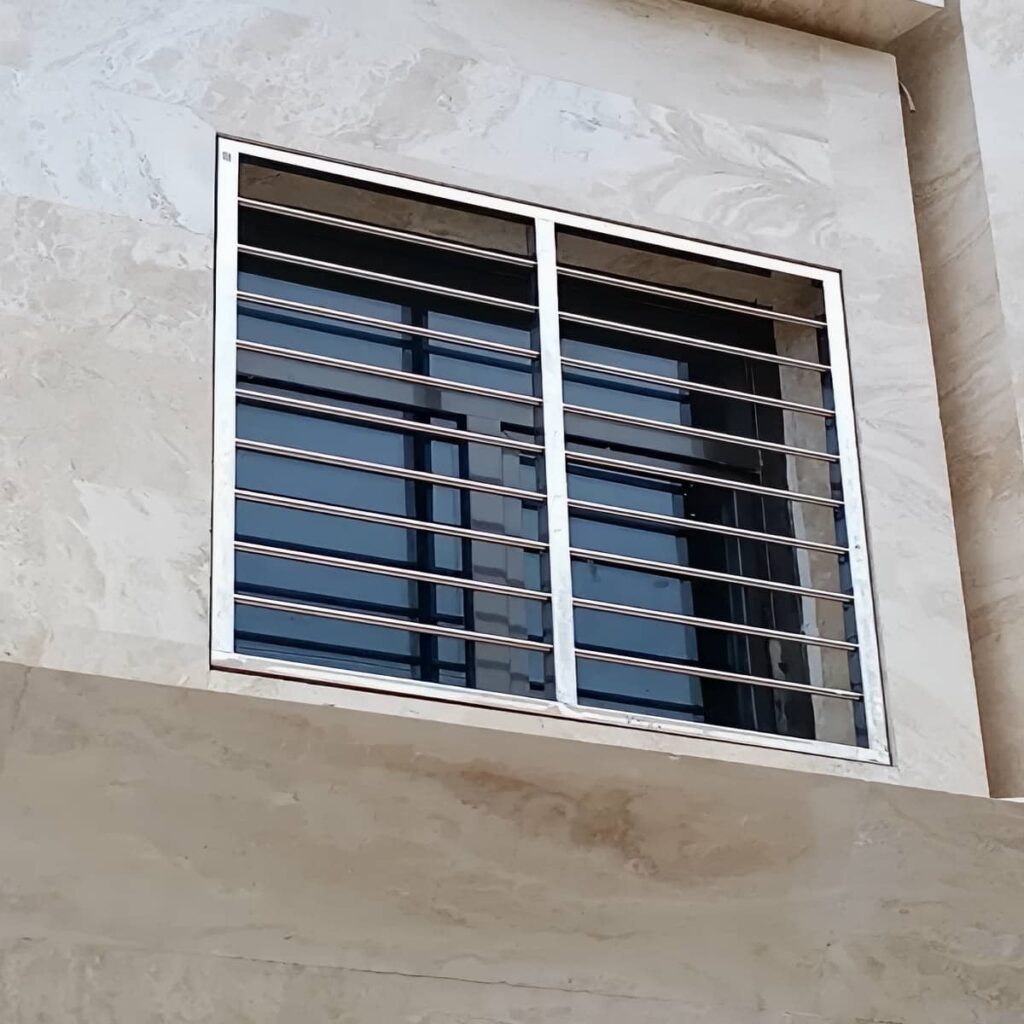 حفاظ پنجره پروفیلی سفید با پرداخت سطح یکنواخت