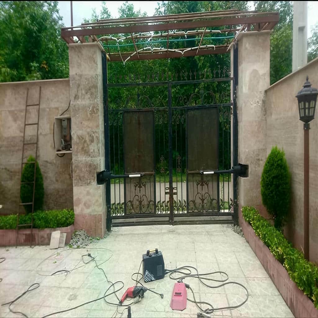 جک بازویی نصب شده روی درب پارکینگ ساختمان مسکونی