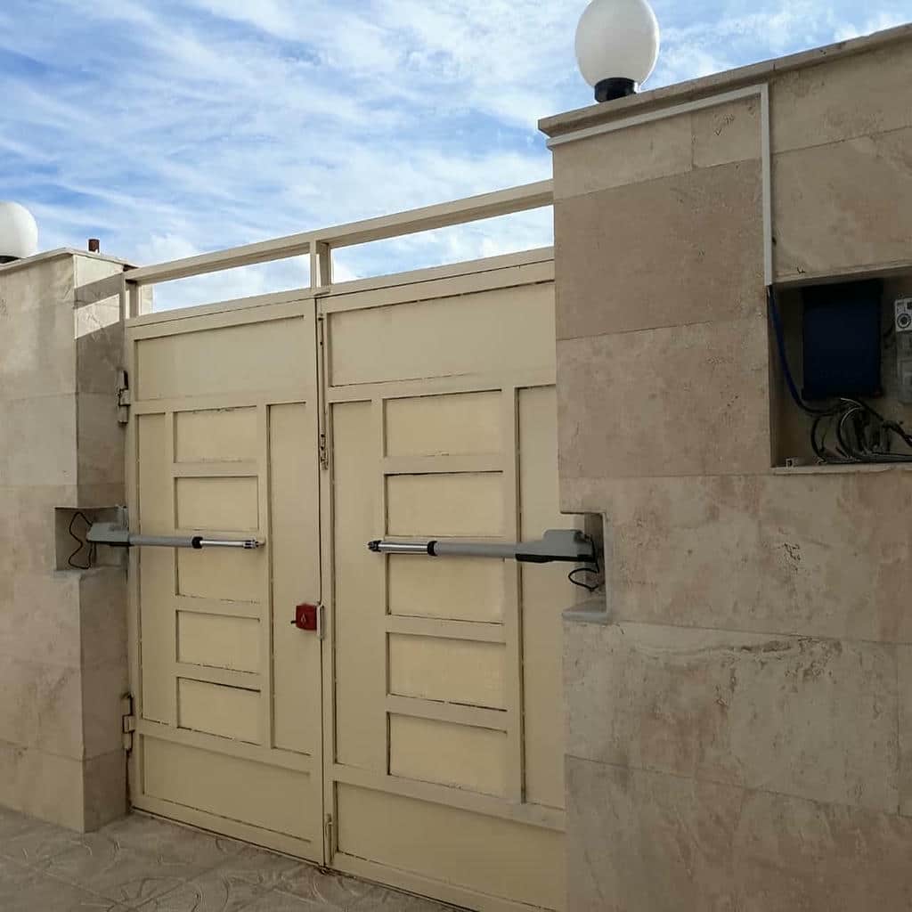 جک درب پارکینگ در نمونه اجرای ورودی ساختمان مسکونی