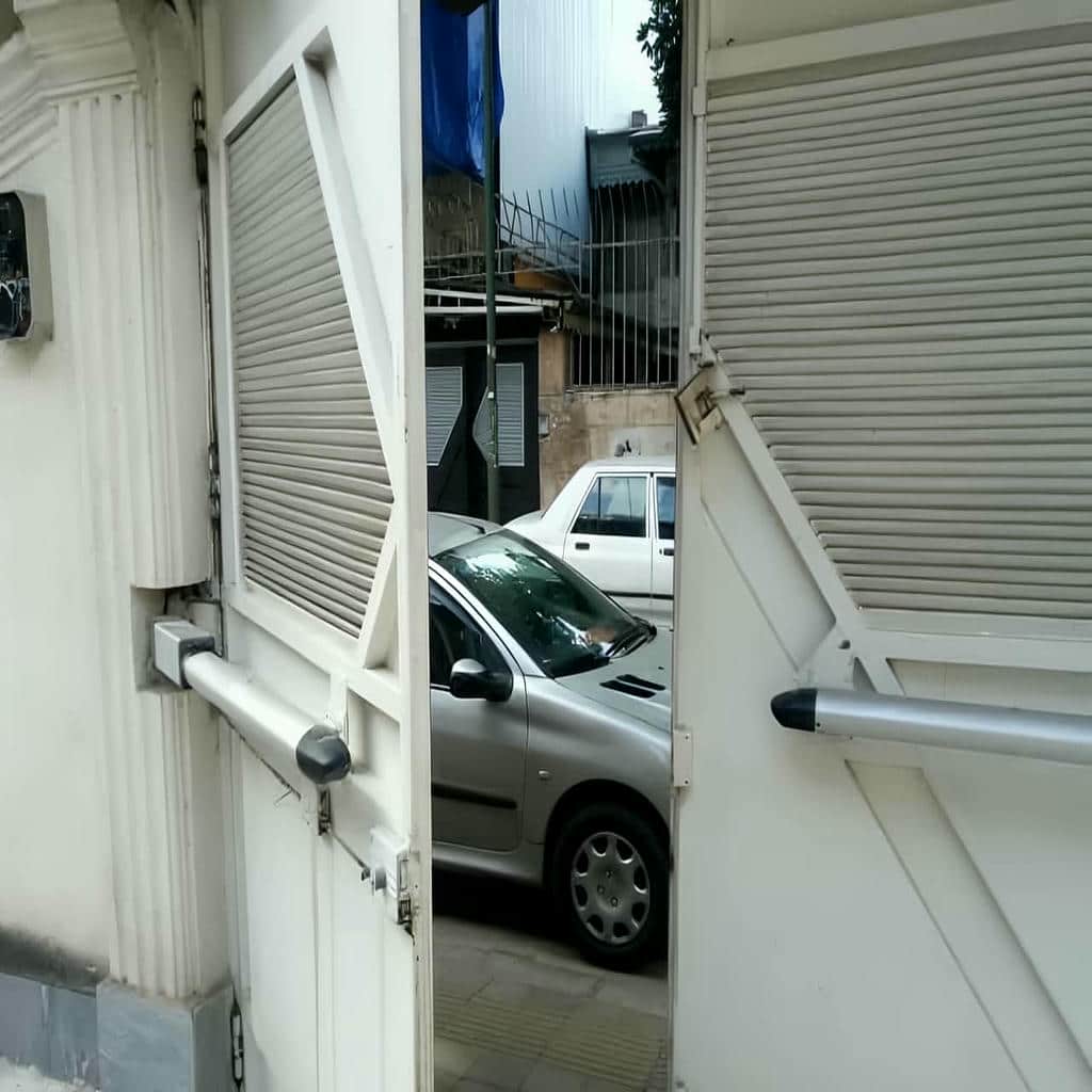 جک ریلی کنار مسیر حرکت درب پارکینگ