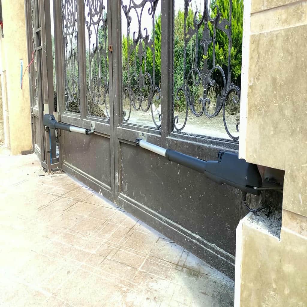 جک دو لنگه بازویی در نمونه اجرای ورودی