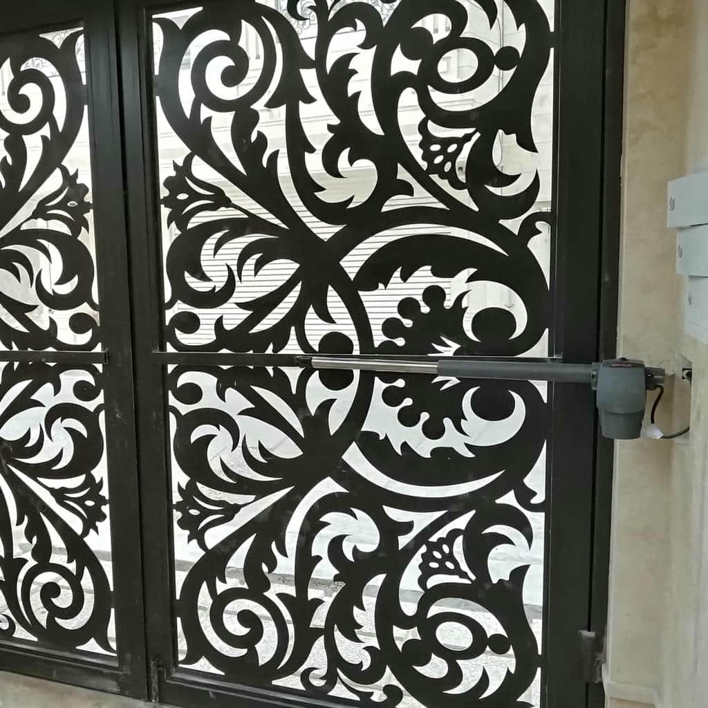 جک درب حیاط در نمونه اجرای تخصصی ورودی