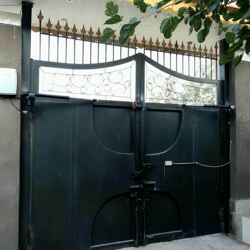 جک هیدرولیک در نمونه اجرای تخصصی درب پارکینگ