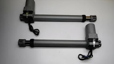 جک درب حیاط اقتصادی نصب شده روی ورودی ساختمان