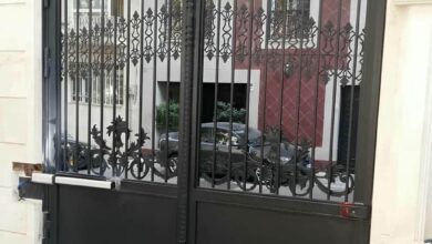 جک هیدرولیک نصب شده روی درب پارکینگ در شرایط گرم و خشک