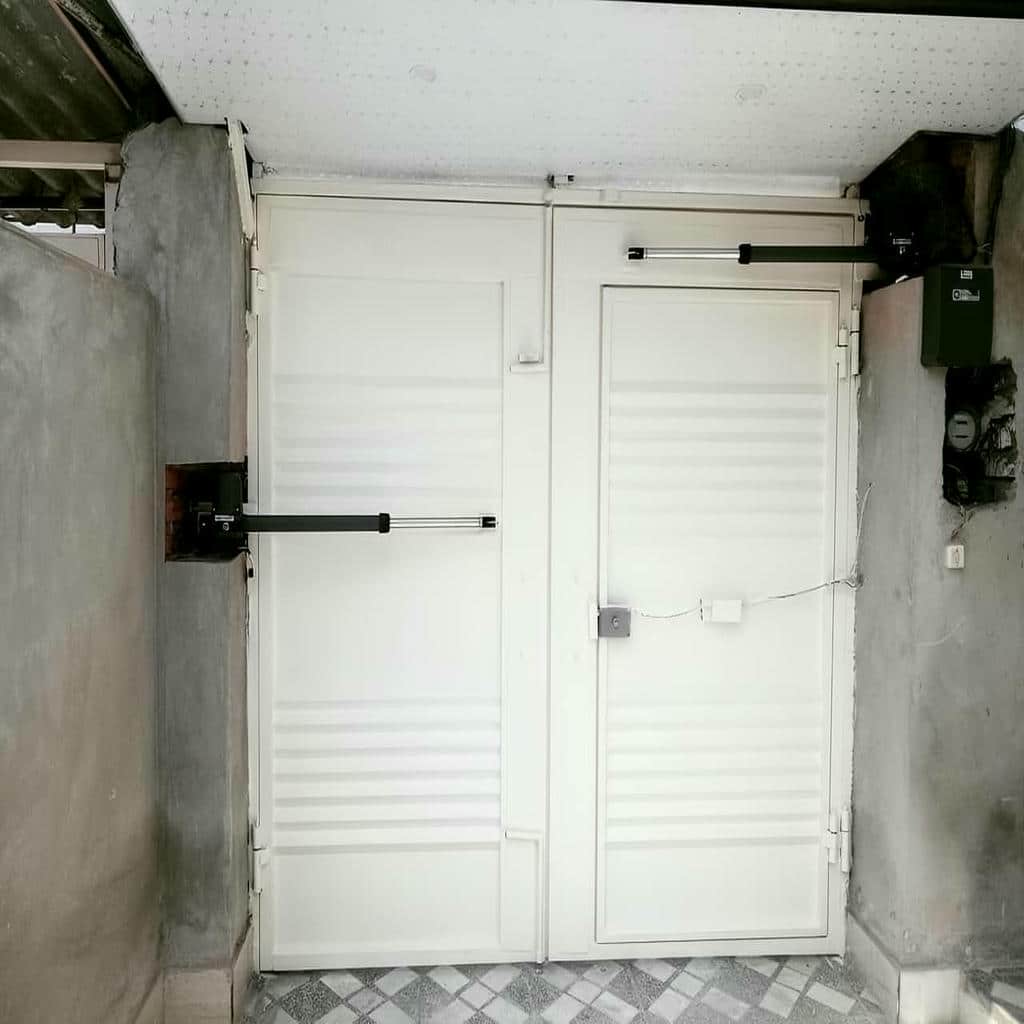جک درب حیاط نصب شده روی درب لولایی ساختمان