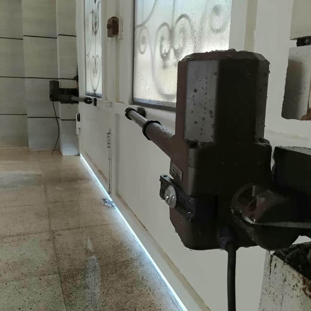 جک ریموت دار مناسب درب مینیمال با خطوط ساده