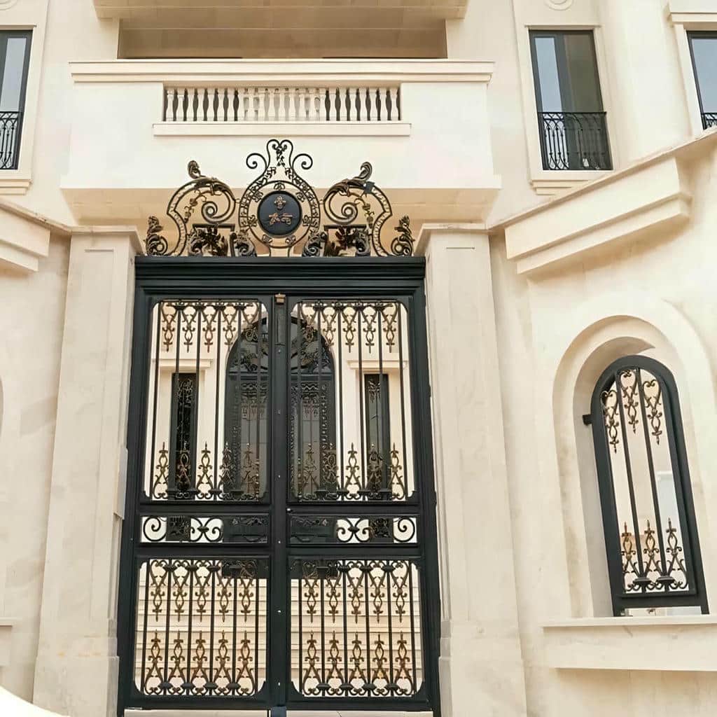 مقایسه درب حیاط در بندر انزلی