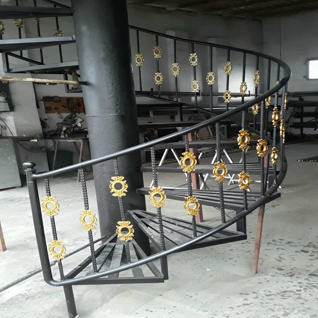 نرده فرفورژه بالکن با متریال مناسب فضای باز نرده فرفورژه بالکن با متریال مناسب فضای باز