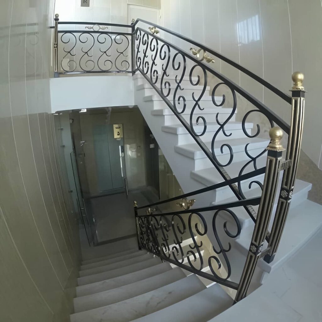 نرده فرفورژه بالکن با متریال منظم در مدل ایرانی