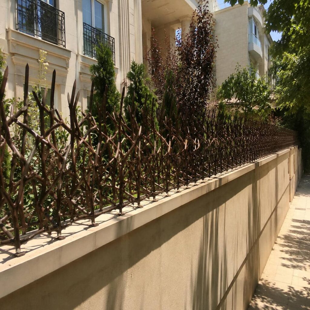 حفاظ شاخ گوزنی در نمونه اجرای دیوار ویلایی