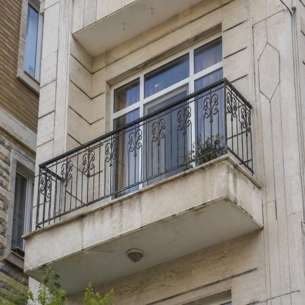 نرده تراس سفارشی با متریال مناسب برای پروژه بزرگ
