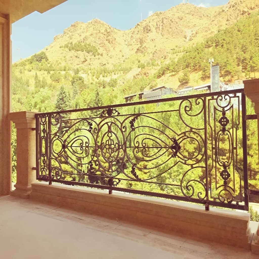 جان پناه بالکن مدرن با طراحی هماهنگ با نما
