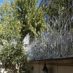 حفاظ نرده آهنی بالای دیوار