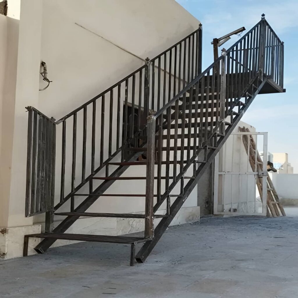 نرده فلزی راه پله در نمونه اجرای مدل خارجی