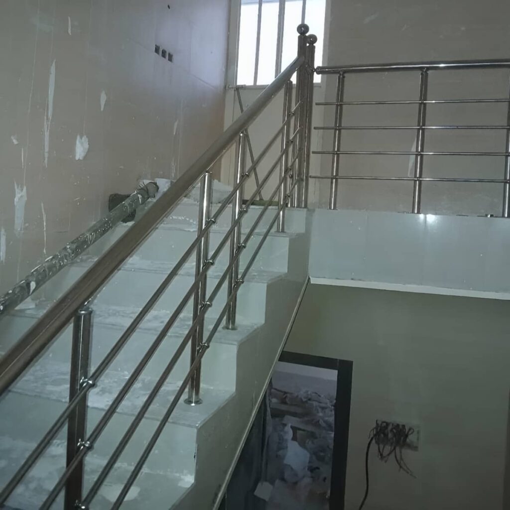 نرده استیل راه پله با مدل مناسب امنیت ورودی
