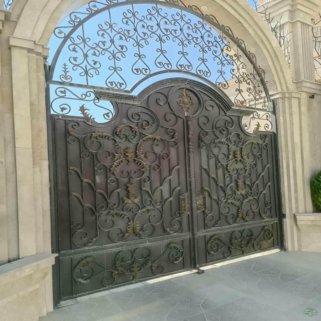 درب پارکینگ در نمونه اجرای ساختمان نوساز