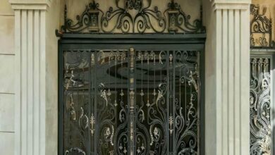 درب پارکینگ فلزی با رنگ هماهنگ نمای ساختمان