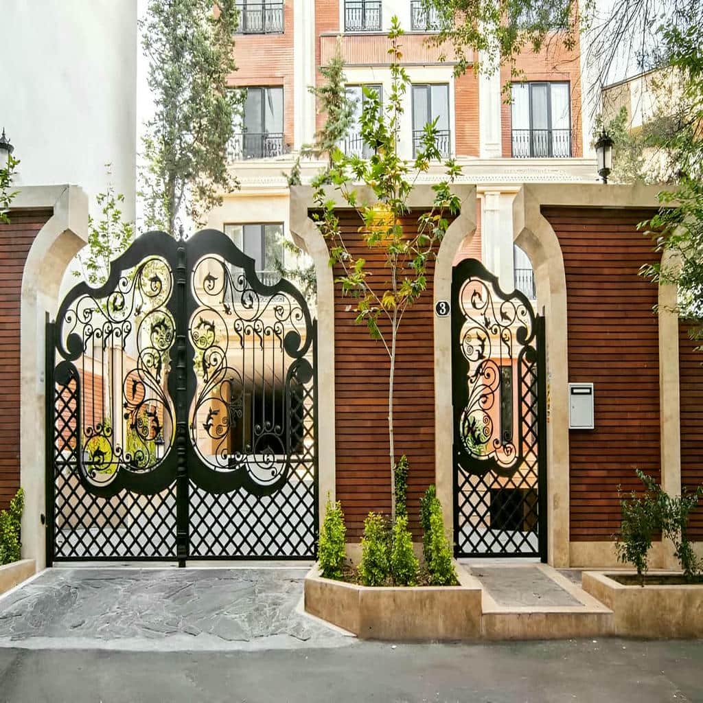 درب گلنرده دار فلزی با طرح متناسب ورودی