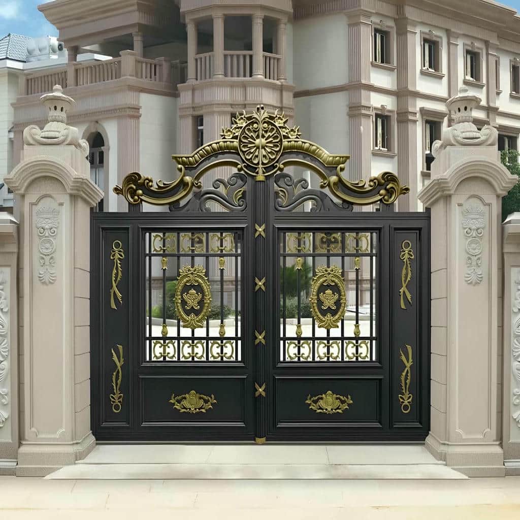 درب لاکچری حیاط فلزی با جزئیات تزئینی لوکس