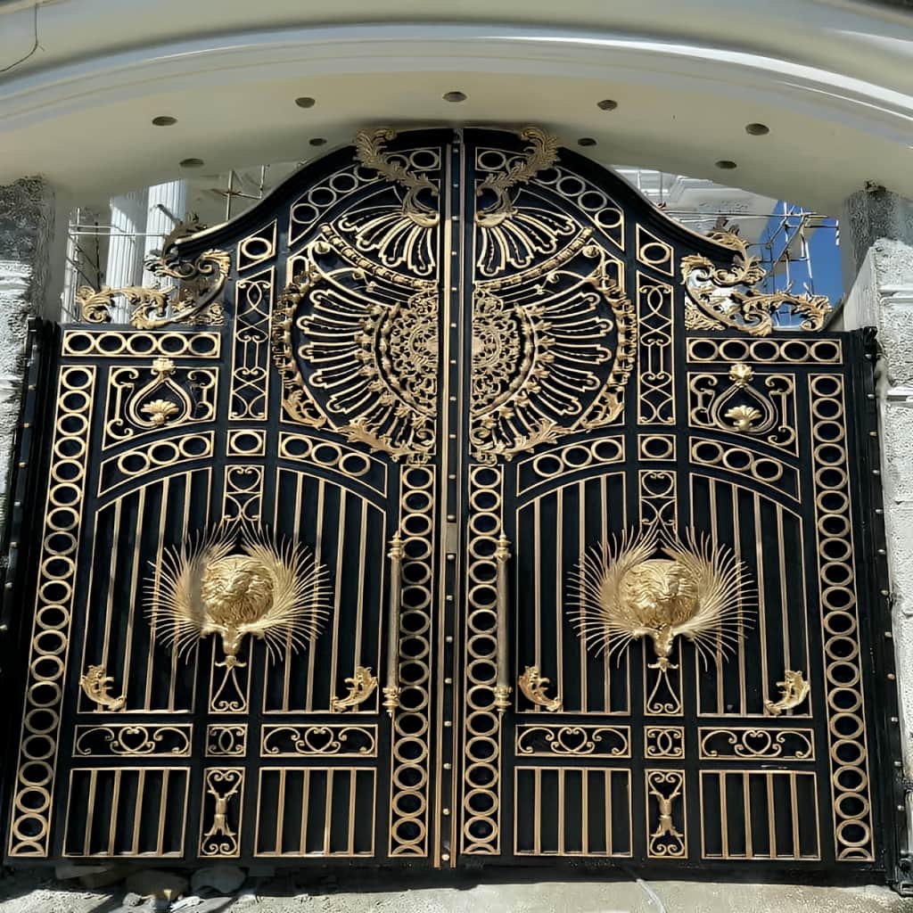 درب فلزی با پوشش مناسب فضای بیرونی