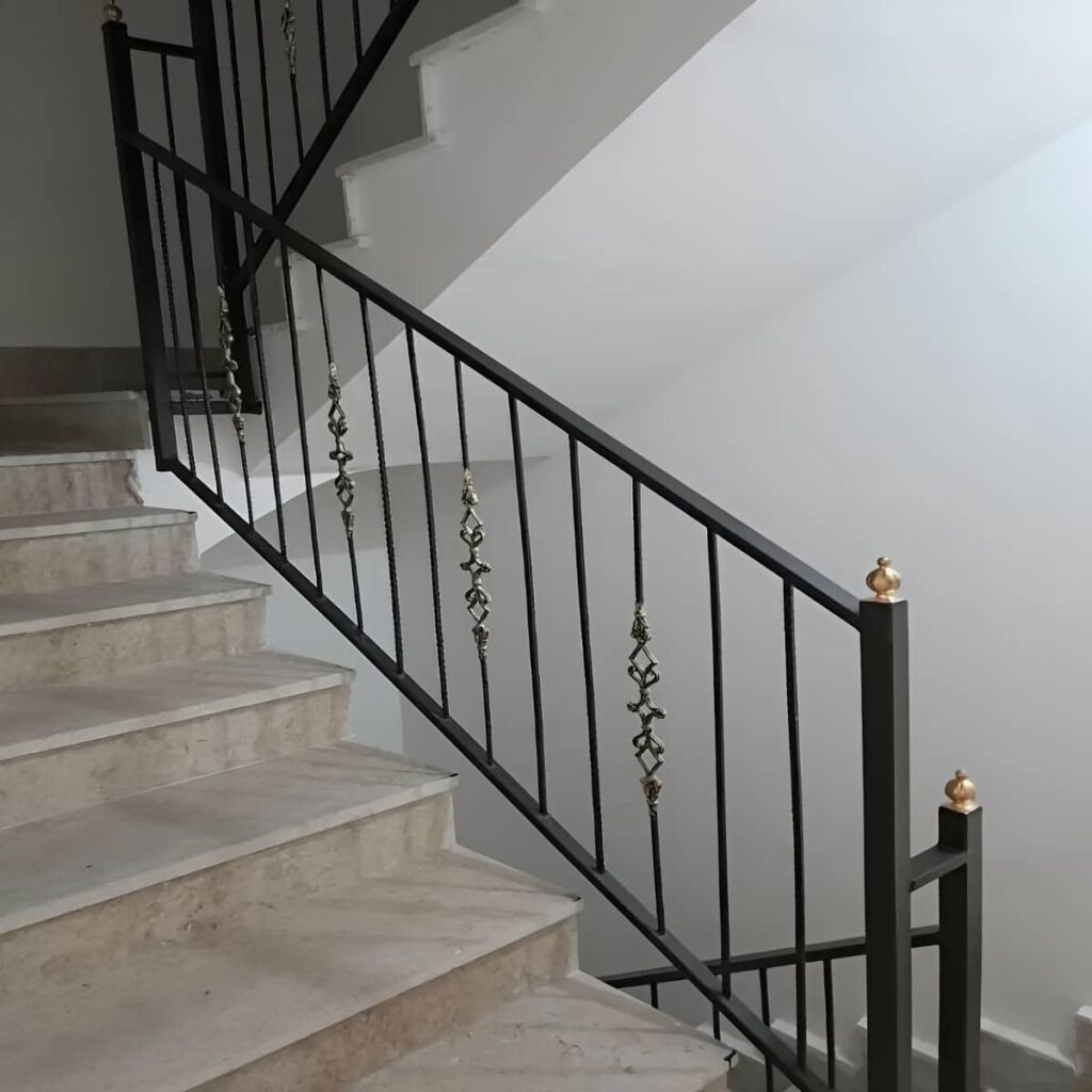 نرده فرفورژه راه پله با متریال مناسب استفاده روزمره