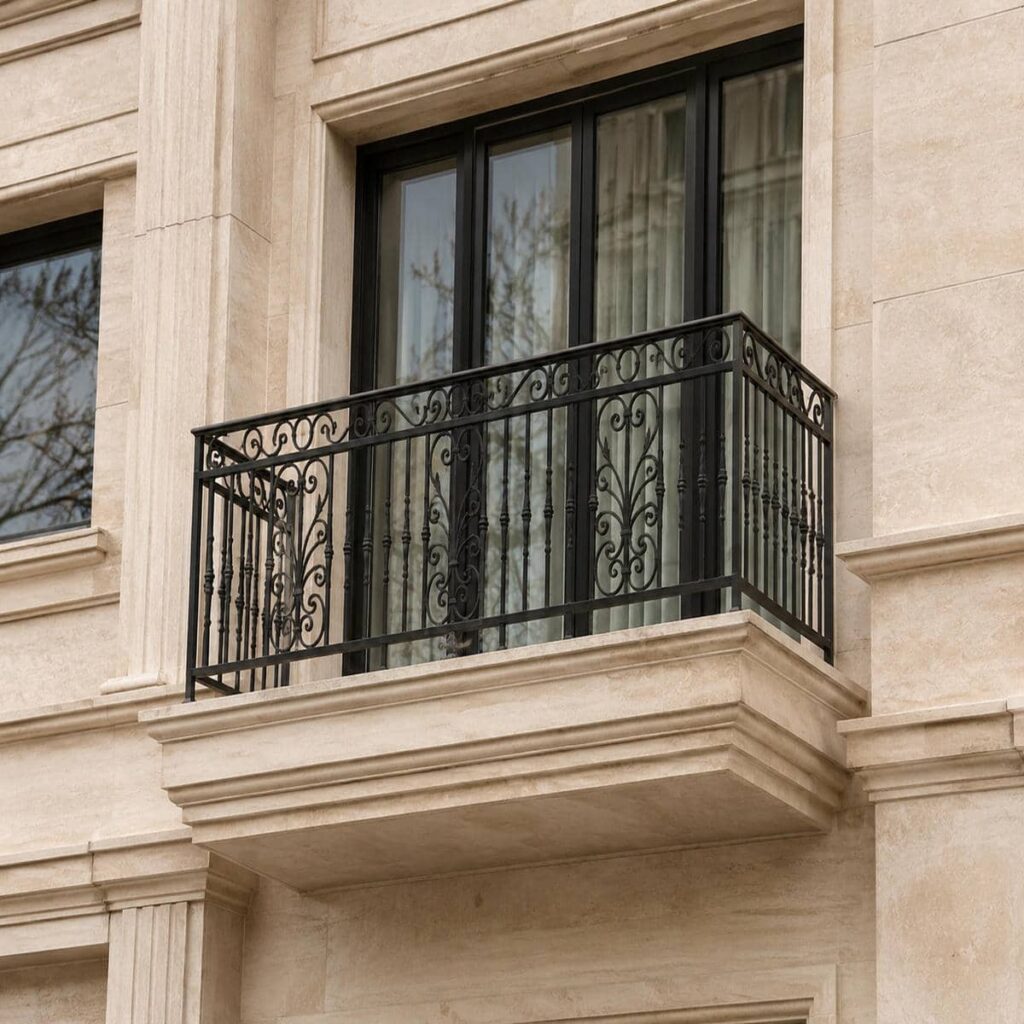 نرده چوبی راه پله با دست انداز خوش فرم