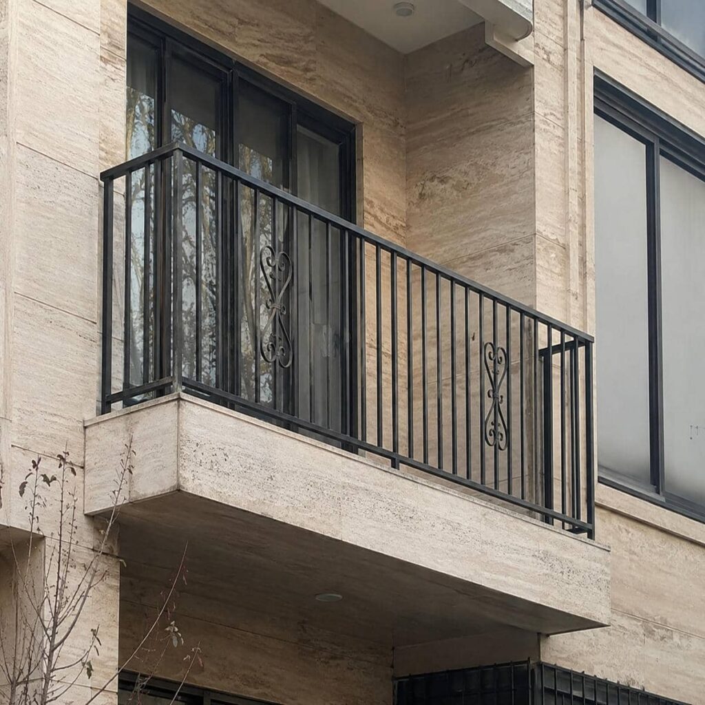 نرده چوبی راه پله با بافت طبیعی و سطح یکدست