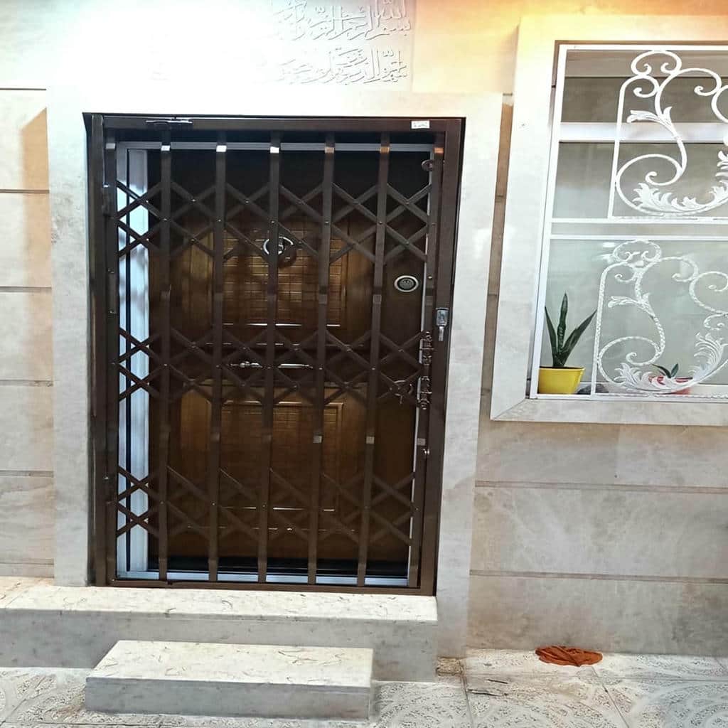 حفاظ آکاردئونی مشکی ورودی ساختمان حفاظ آکاردئونی مشکی ورودی ساختمان