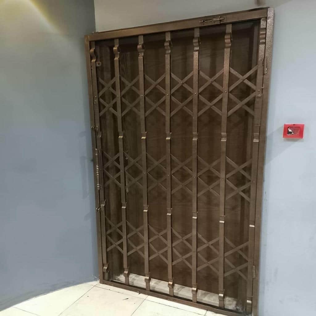 حفاظ آکاردئونی ورودی ساختمان