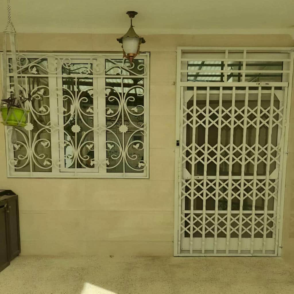 حفاظ آکاردئونی کرمان کنار ورودی ساختمان